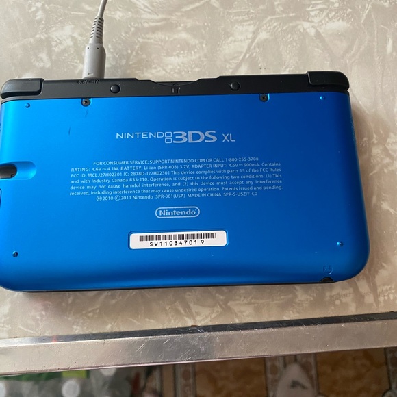 Nintendo 3DS XL - Picture 3 of 6